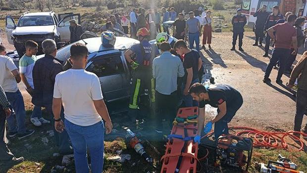 Otomobil ile kamyonet çarpıştı: Karı-koca öldü, 4 kişi de yaralandı