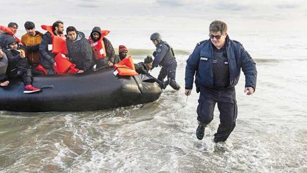 Fransa sahilinde can pazarı... Polis mülteci botunu bıçakladı