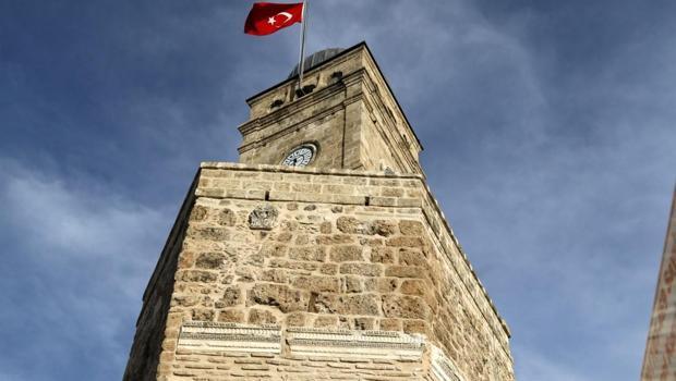 Antalya'da bayrak krizi! Yapıya zarar veriyor mu? Validen sert uyarı: Herkes haddini bilecek