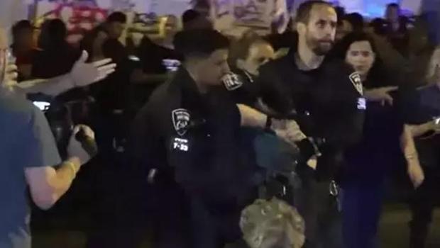 Tel Aviv'de sokaklar karıştı! İsrail polisinden CNN Türk yayına müdahale