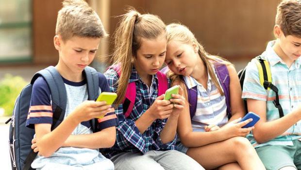 Fransız uzmanlar: Çocuklar ekrandan uzak durmalı... 18 yaş altına sosyal medya yasaklansın