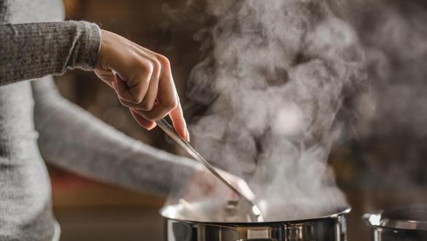 Yemek pişirmek akciğerlerinizde hasara neden olabilir! Mutfakta çevre kirliliğine benzer emisyonlar ortaya çıkıyor…