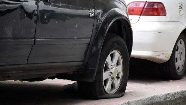 Beyoğlu’nda kaldırımda park halindeki araçların lastiği patlatıldı! 'Kaldırıma park ediliyor diye olabilir'