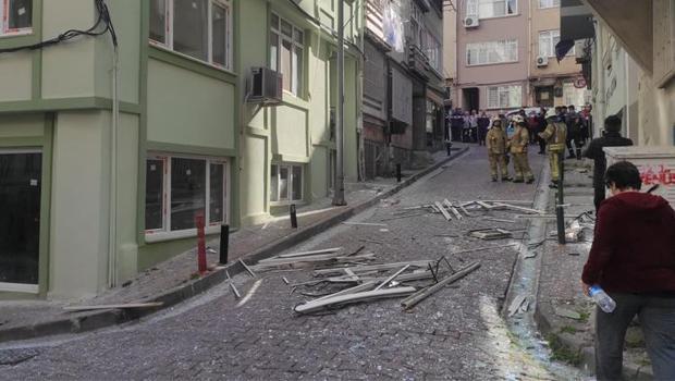 Beşiktaş'ta korku dolu anlar: 5 katlı binada doğal gaz patlaması meydana geldi