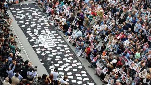 Türkiye'nin en uzun süreli eylemi kitaba dönüştü: Cumartesi Anneleri: Galatasaray Meydanı'nda 1000 hafta