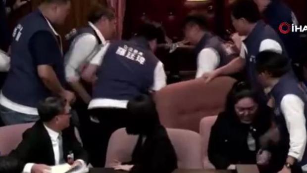 Tayvan parlamentosu karıştı! Vekiller birbirine girdi...