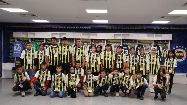 Fenerbahçe, depremzede öğrencileri misafir etti! Kayserispor maçını izlediler...