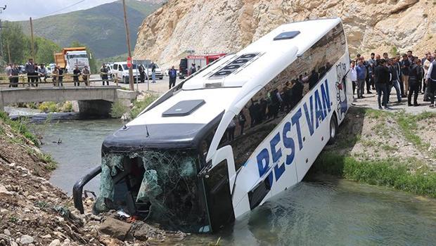 Yolcu otobüsü dereye uçtu: 7 kişi yaralandı