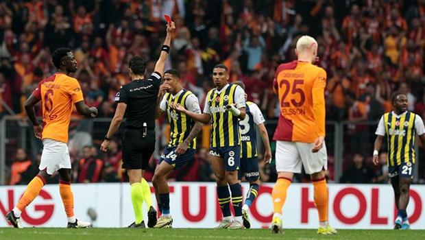 Galatasaray-Fenerbahçe maçında çok konuşulan karar! Kırmızı kart sonrası yoğun itiraz...