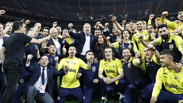 Fenerbahçe'de Ali Koç, yöneticiler ve futbolcular sahada zafer pozu verdi! Souness’ın rövanşını aldılar