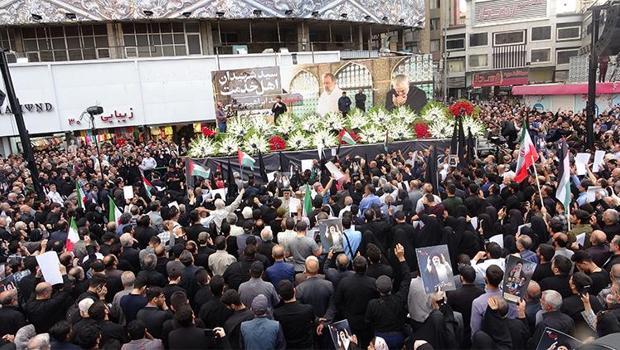 İran’da halk Reisi’yi anmak için toplandı