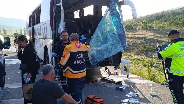 Afyonkarahisar’da feci kaza! Otobüs kamyonetle çarpıştı: 17 yaralı
