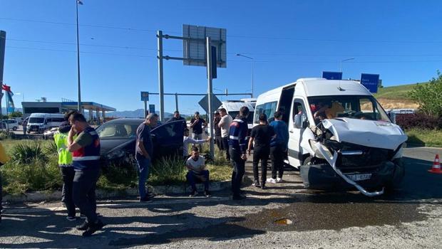 Bingöl'de otomobil ile minibüs çarpıştı: 9 kişi yaralandı