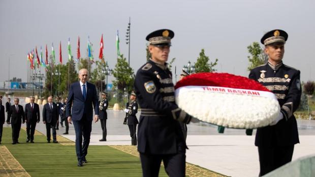 TBMM Başkanı Numan Kurtulmuş, Özbekistan’da Bağımsızlık Anıtı’na çelenk bıraktı