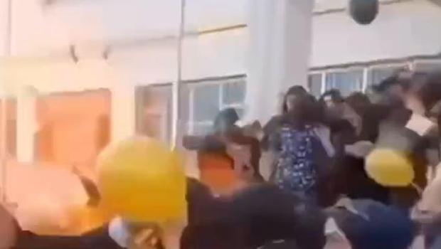 Mezuniyet töreninde helyum gazlı balon paniği: 8 öğrenci yaralandı