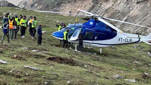 Görüntüler Hindistan'dan...Helikopter kendi etrafında dönerek pist dışına indi