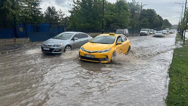 Sivas ve Iğdır'da kuvvetli yağış: Cadde ve sokaklar göle döndü