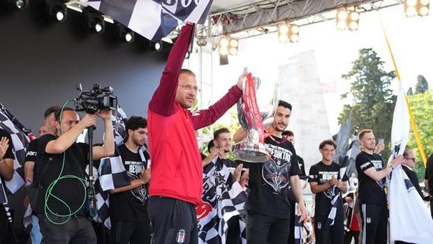 Beşiktaş kupa zaferini taraftarıyla kutladı