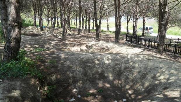 İstanbul'da tepki çeken görüntü: Sehit mezarlığının etrafını delik deşik ettiler