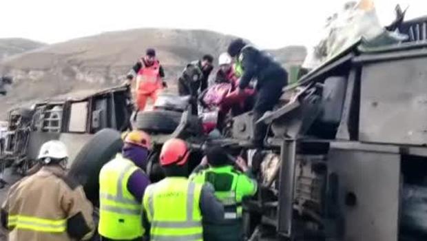 Peru'da korkunç kaza: Yolcu otobüsü ile tren çarpıştı