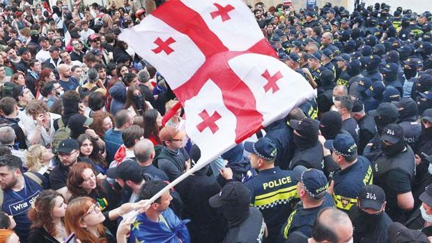 Cumhurbaşkanı referandum istedi! Gürcistan yol ayrımında