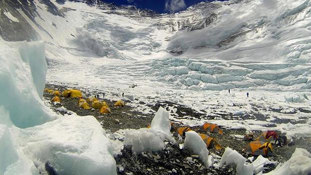 Everest'in zirvesinden 11 ton çöp toplandı