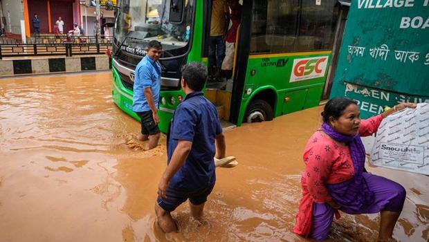 Hindistan'da sel felaketi: 6 kişi öldü, 2 bin 400 turist mahsur kaldı