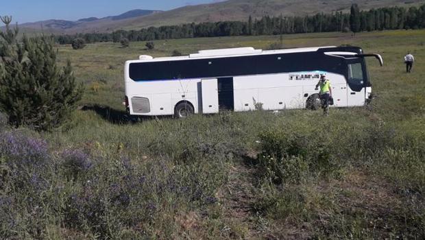Sivas'ta yolcu otobüsü yoldan çıkıp araziye girdi
