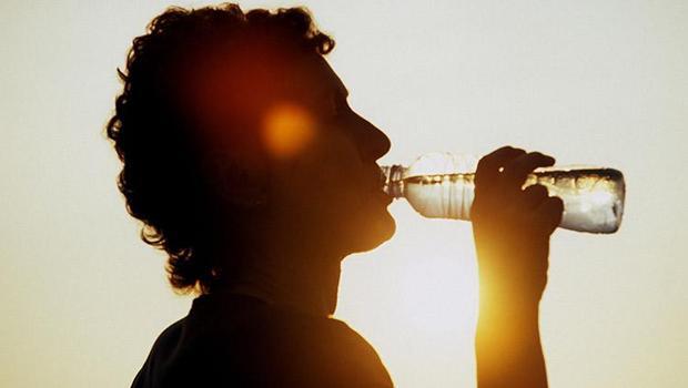 Bu durumlarda su içmek yetmiyor hatta tehlikeli bile olabiliyor… İzotonik içecekler ne zaman tüketilmeli?