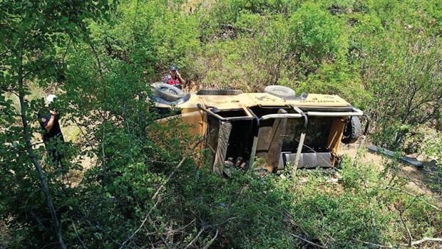 Safari aracı 5 metreden yuvarlandı... 1 turist öldü