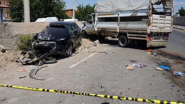 Diyarbakır'da tarım işçilerini taşıyan kamyonet ile otomobil çarpıştı: Yaralılar var
