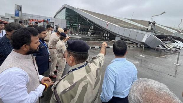 Hindistan’da havalimanının çatısı çöktü