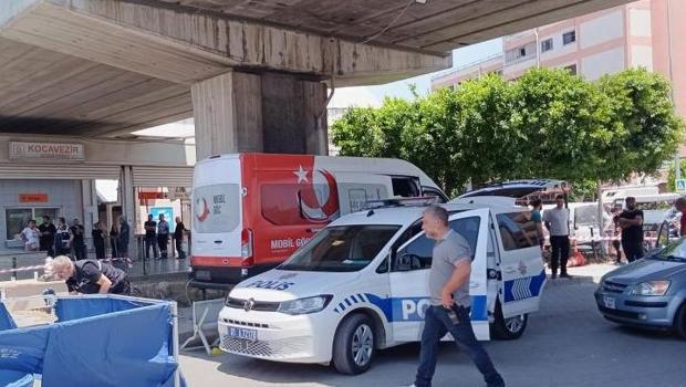 Adana'da trafik ışıklarında bir otomobile silahlı saldırı: 1 kişi hayatını kaybetti