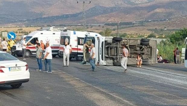 Mersin'de 2 servis otobüsü ve otomobilin karıştığı kaza: 2 can kaybı, 35 yaralı