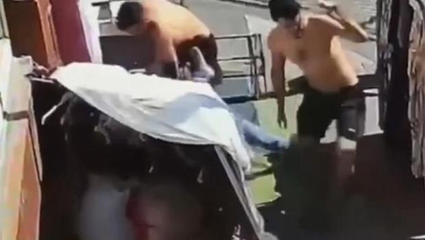 İstanbul'daki 'yol' kavgası kamerada: Sürücü bıçak çekti, işçiler sopalarla dövdü