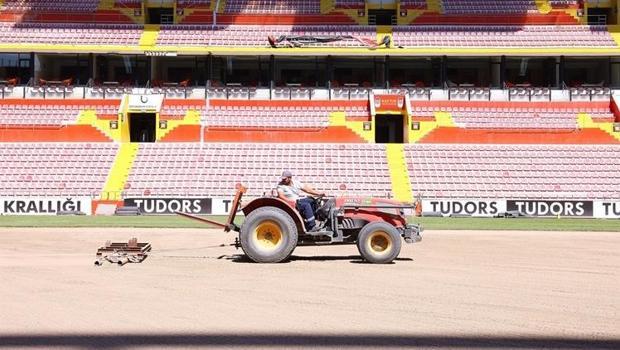 Kayserispor'un stadyumuna UEFA/FIFA standartlarına uygun çim seriliyor