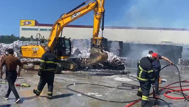 Fabrikada yangın paniği: Atık kağıt ve kartonlar yandı