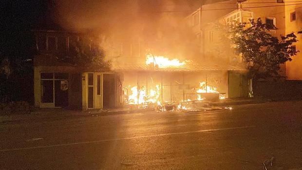 Kayseri’de olaylı gece: İş yerleri ateşe verildi, araçlar ters çevrildi