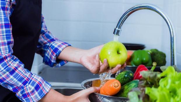 Meyve ve sebzeleri musluk suyuyla yıkıyorsanız dikkat! Sağlığınızı riske atıyorsunuz... 