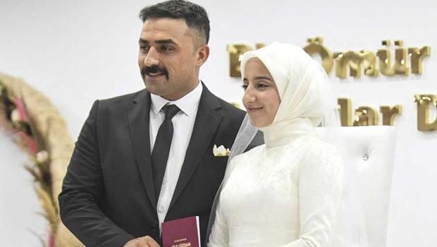 İtfaiye eri, 6 Şubat depreminde enkazdan kurtardığı kadınla evlendi