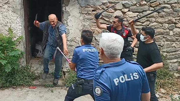 Bursa'da çöp evini temizlemeye gelen ekibe güçlük çıkardı, polisi bıçakladı