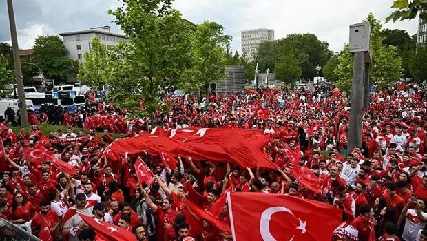 Berlinli Türkler hazır, 'Bizim Çocuklar'ı bekliyor! Merih'e verilen haksız ceza daha da kenetlendirdi