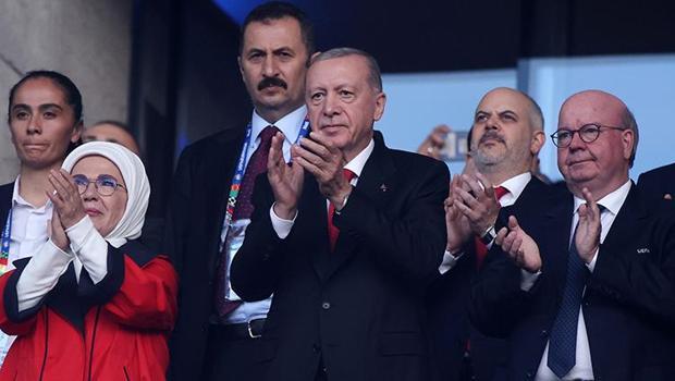 Cumhurbaşkanı Erdoğan'dan Berlin'de A Milli Takım'a destek