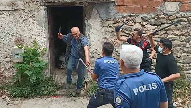 Polisi bıçaklayan çöp evin sahibinden akılalmaz sözler: Hastanede tedaviye alındı