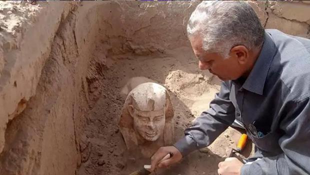 Mısırlı sahte şeyhlerin mezar açtırmak için 8 yaşındaki bir çocuğu ellerini keserek öldürdüğü ortaya çıktı