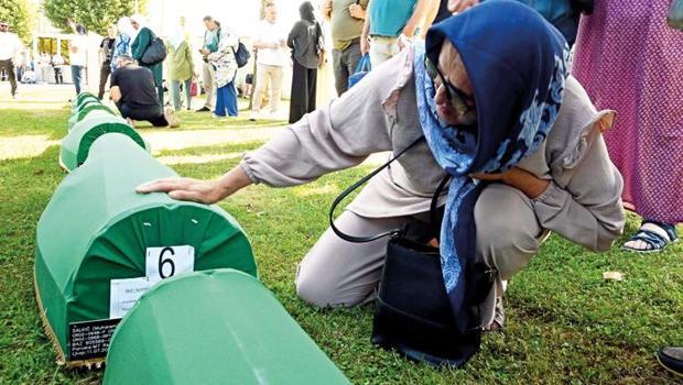 14 kurban toprağa verildi: Srebrenitsa Soykırımı 29’uncu yılında anıldı