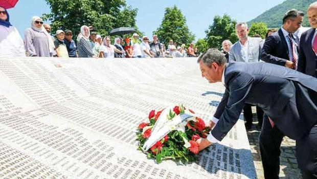 Özgür Özel Srebrenitsa anmasında