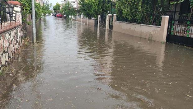 İzmir'de gök gürültülü sağanak; cadde ve sokaklar suyla doldu