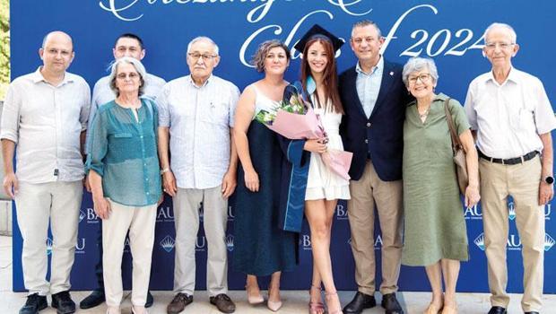 Özel ailesinin mezuniyet sevinci