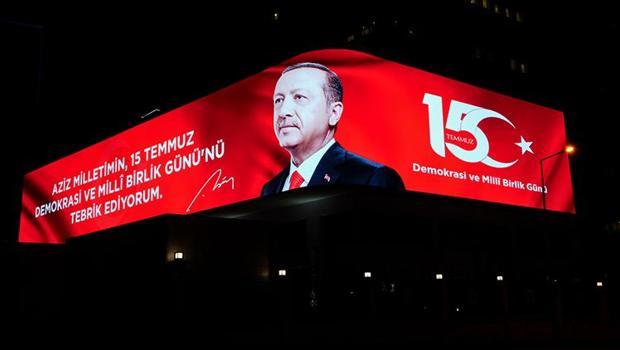 Cumhurbaşkanı Erdoğan'ın, 15 Temmuz Demokrasi ve Milli Birlik Günü mesajı  dijital gösterim ekranında yayınlandı